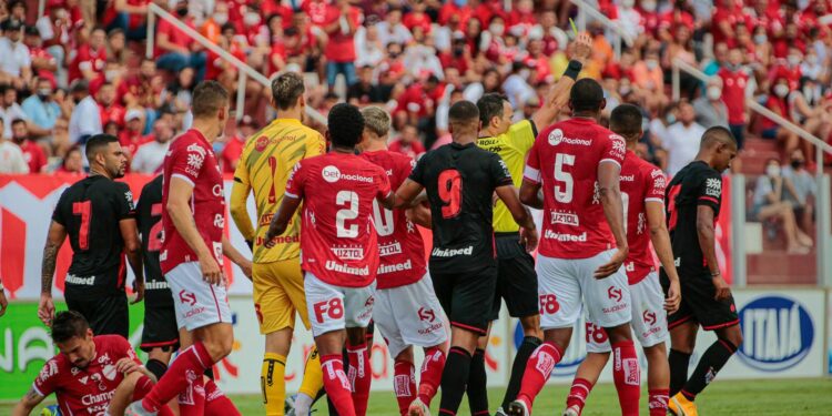 Em jogo de cinco gols, Vila Nova vence clássico com Atlético-GO