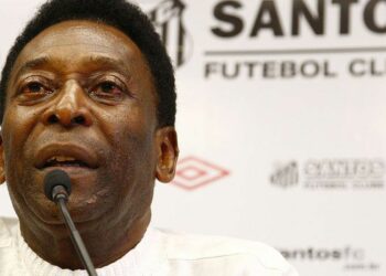 Pelé retorna ao hospital para seguir tratamento contra tumor no cólon