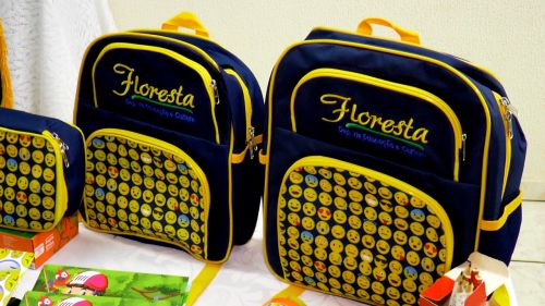 Prefeitura entrega uniforme e Kits de material escolar para alunos da Rede Municipal de Ensino