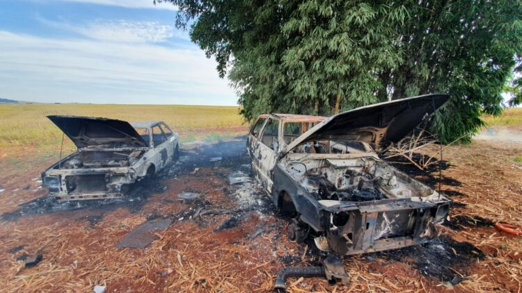 Veículos são encontrados queimados na zona rural de Maringá