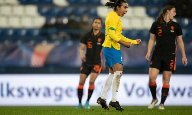 MArta, de pênalti, empatou confronto com seleção da Holanda e torneio na Fraça. /// Thais Magalhães/CBF