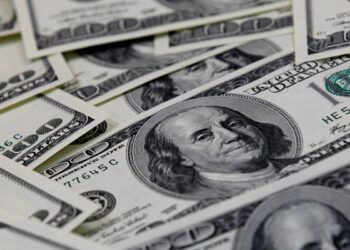 Dólar encosta em R$ 5,08, mas fecha a semana em queda