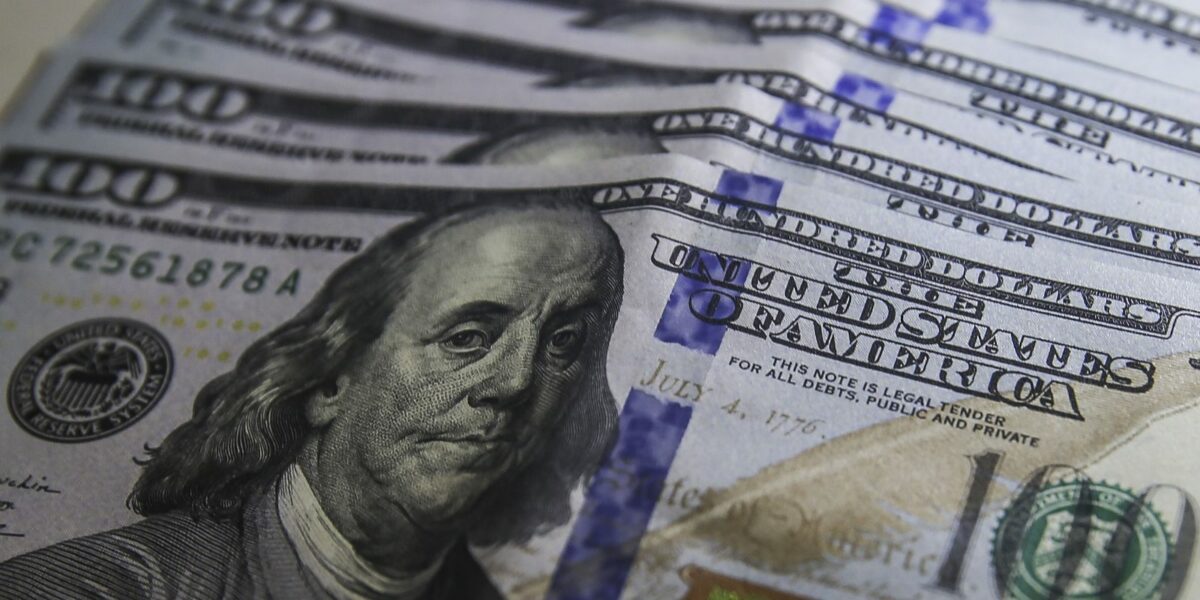 Dólar fecha estável com alta de  0,09%