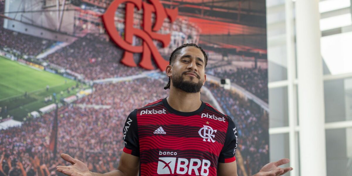 Flamengo anuncia o zagueiro Pablo, que estava na Rússia