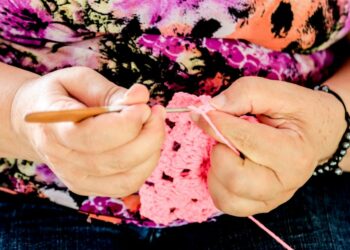 Para ajudar as pessoas a crochetar melhor, a prefeitura de Maringá realiza oficina de crochê na Praça Raposo Tavares