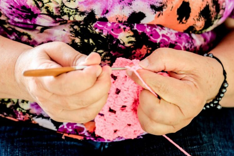 Para ajudar as pessoas a crochetar melhor, a prefeitura de Maringá realiza oficina de crochê na Praça Raposo Tavares