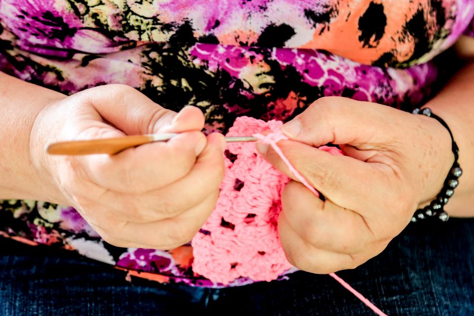 Para ajudar as pessoas a crochetar melhor, a prefeitura de Maringá realiza oficina de crochê na Praça Raposo Tavares
