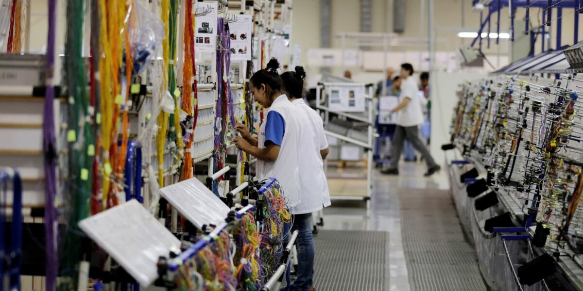 Produção industrial recua 2,4% em janeiro