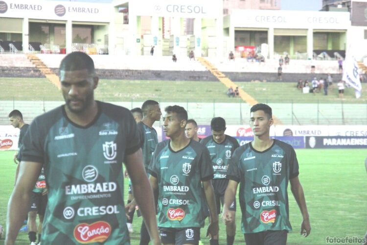 Jogadores do MFC treinaram nesta terça-feira no Willie Davids com acesso de torcedores. Crédito: Guto Silva.