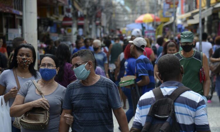 Curitiba retira obrigatoriedade do uso de máscaras em ambientes fechados