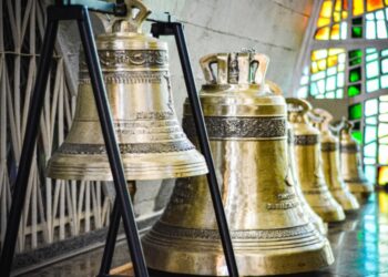 Sete sinos que serão instalados em maio na Catedral de Maringá estão exposição aos fiéis