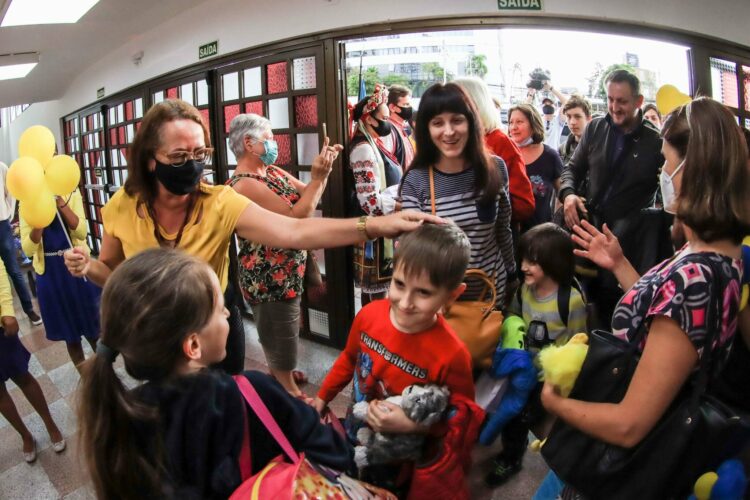 ucranianos refugiados chegam ao paraná