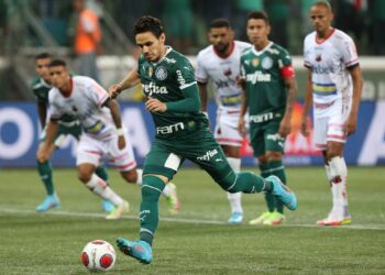 O jogador Raphael Veiga, da SE Palmeiras, cobra pênalti para marcar seu gol contra a equipe do Ituano FC, durante partida válida pela quarta de final, do Campeonato Paulista, Série A1, na arena Allianz Parque. (Foto: Cesar Greco)