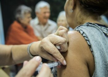 Saúde inicia vacinação em 4ª dose para pessoas com 60 anos ou mais a partir