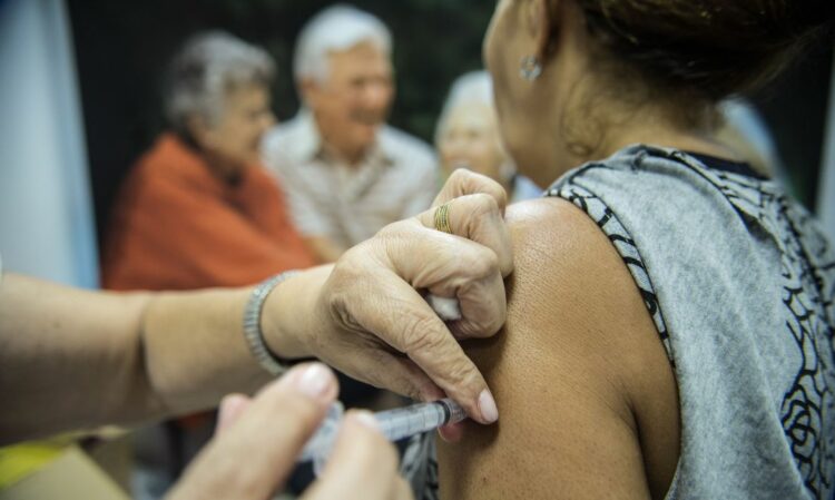 Saúde inicia vacinação em 4ª dose para pessoas com 60 anos ou mais a partir