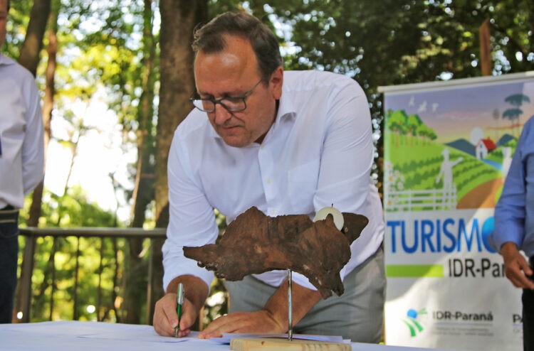 eitor assina termo de cooperação técnica em Londrina; pela UEM, projeto será encabeçado por Cianorte (CRC) - Foto: ASC/UEM