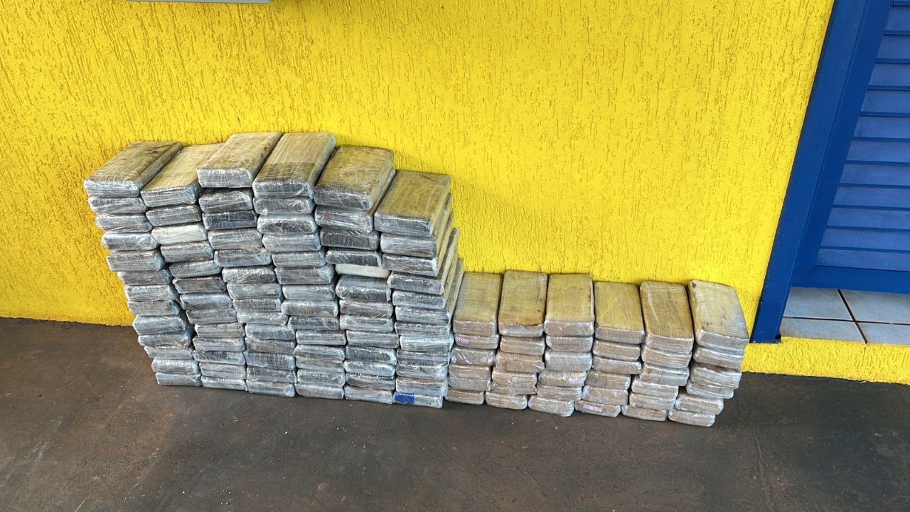 PRF apreende 127 quilos do cocaína e pasta base em rodovia da região