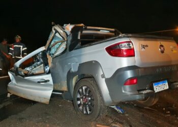 Homem de 38 anos morre após colidir carro em caminhão em Maringá
