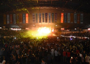 Thiaguinho e Israel e Rodolffo marcam a noite deste sábado na arena de shows