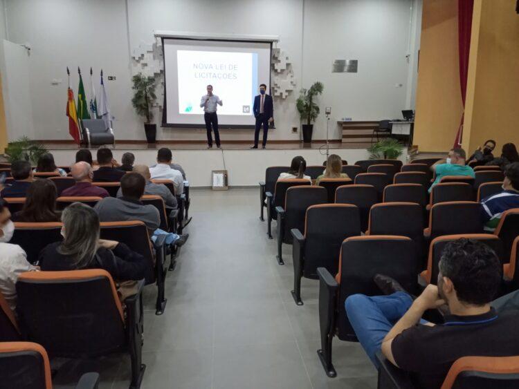 Mais de 120 servidores públicos participam do curso sobre a nova lei da licitação promovido pela Associação dos Municípios do Setentrião Paranaense (Amusep).