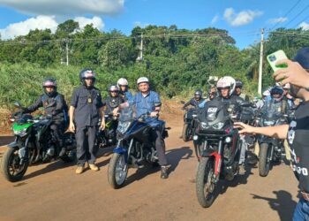 Em visita a Maringá, presidente Jair Bolsonaro anda de moto e discursa na Expoingá