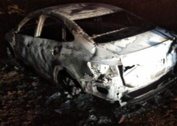 Carro suspeito de ter sido usado em roubo de armas é encontrado queimado na zona rural de Maringá