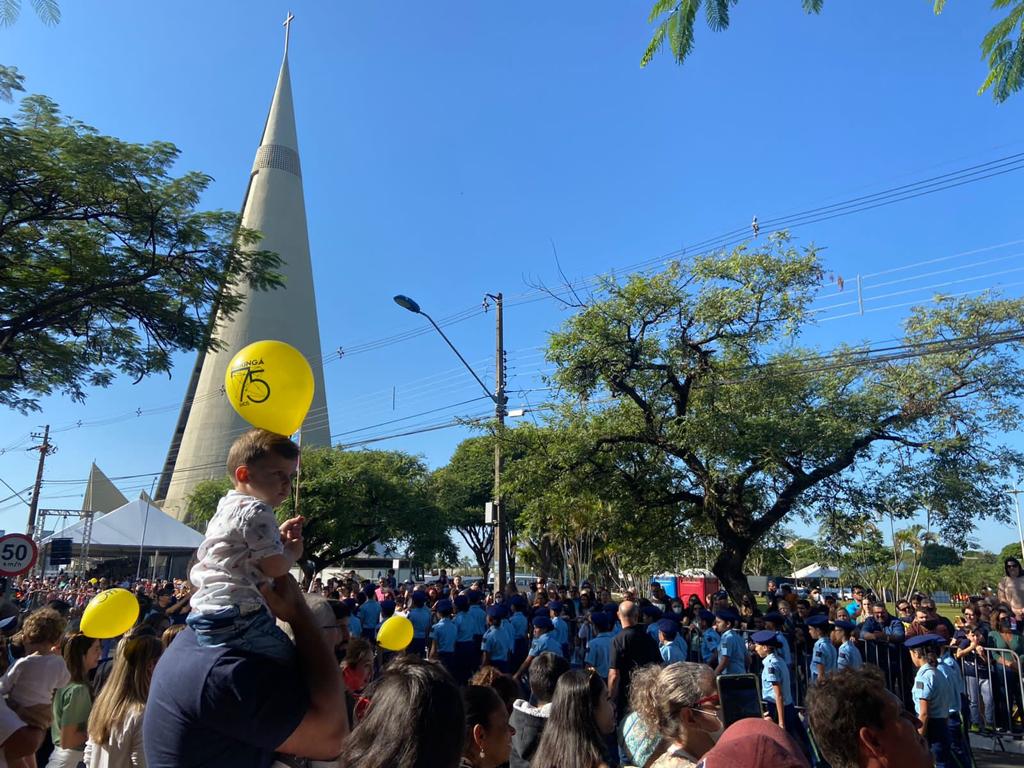 Desfile do Aniversário de Maringá, bom público, autoridades e comissão "Abre Alas"