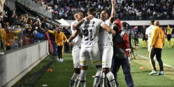 Santos encaminha classificação em partida dramática com gol aos 56