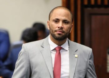 Do Carmo prefere esperar decisão judicial para reassumir