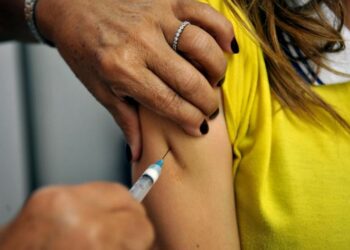 Saúde disponibiliza vacina contra meningite para crianças de 5 a 10 anos e trabalhadores da saúde