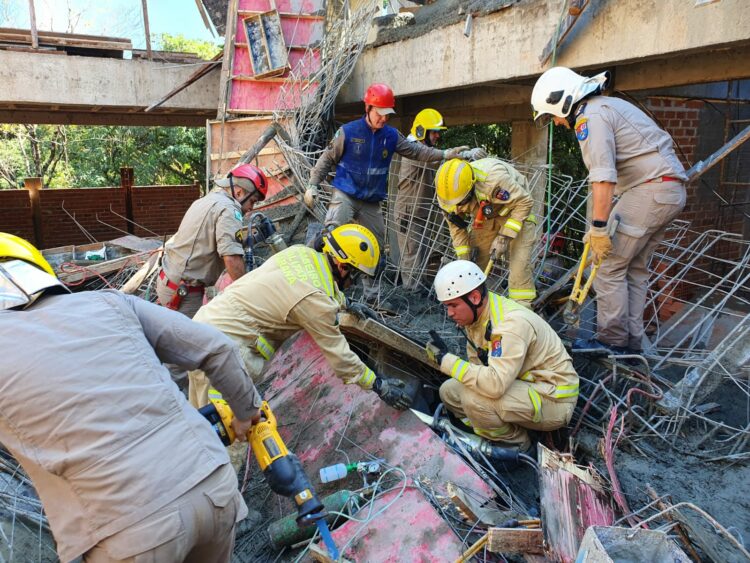 Fotos – laje de obra na UEM desaba e deixa cinco trabalhadores feridos