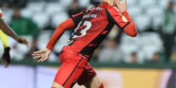 De pênalti, após revisão de lance, Athletico-PR venceu no Couto Pereira e permanceu posicionado no G4 do Brasileirão. Foto: Gustavo Oliveira/Athletico-PR