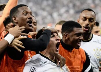 Corintianos comemoram folgada vitória em jogo e ida pela Copa do Brasil diante dos rivais santistas na última quarta-feira. Crédito: Marcos Ribolli/SC Corinthians.