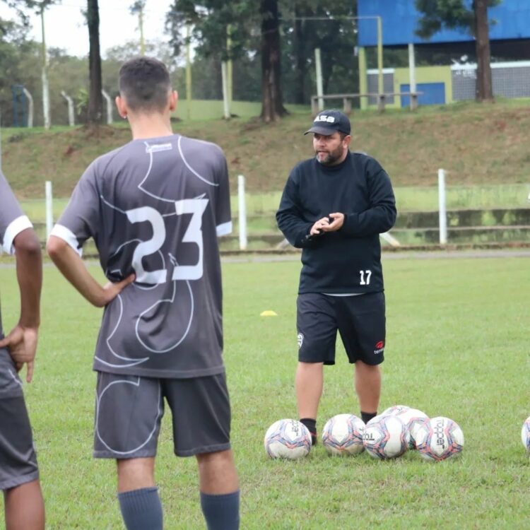 Rafael Andrade comanda práticas preparatórias visando partida decisiva do próximo domingo após empate em 3 a 3 contra Foz do Iguaçu fora de casa. Crédito Feilipe Augusto/Aruko SB.