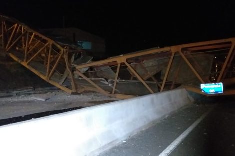1658411859 331 Caminhao basculante derruba passarela no Contorno Norte de Maringa