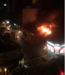 Incêndio atinge depósito de papelaria no Centro de Maringá e mobiliza Corpo de Bombeiros