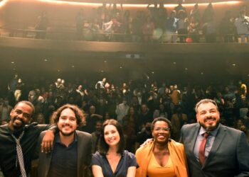 A cada apresentação, público que lota o Teatro Unimed vibra muito com a surpreendente e muito divertida peça O Método Grönholm, estrelada por Raphael Logam, George Sauma, Anna Sophia Folch e Luis Lobianco, com direção de Lázaro Ramos e Tatiana Tibúrcio, no Teatro Unimed. (créditos: Iara Morselli)