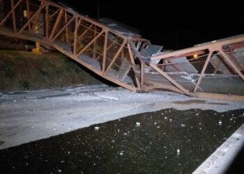Caminhão basculante derruba passarela no Contorno Norte de Maringá