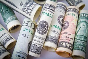 Dólar sobe 1,15% e fecha a R$ 5,09; Ibovespa recua 1,06% em dia de cautela no mercado
