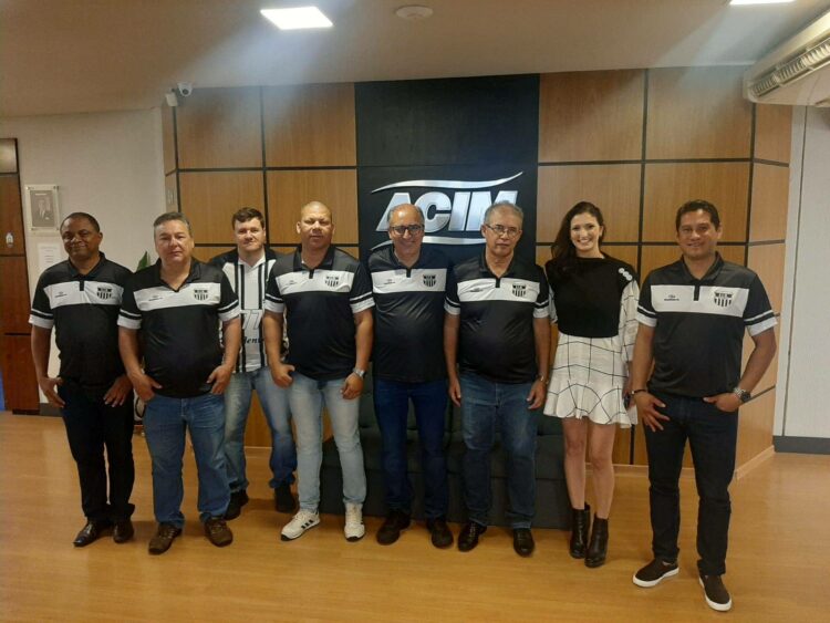 Integrantes do ITGEM com dirigentes na nova sigla que se prepara para as disputas da Terceira Divisão do Paranaense. Divulgação/ITGEM