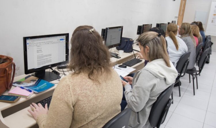 Prefeitura de Maringá oferece curso gratuito de informática básica para mulheres
