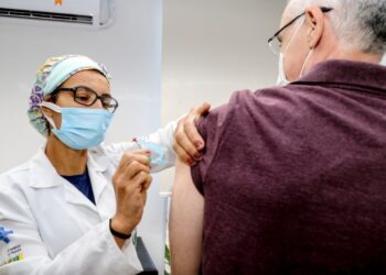 Saúde informa que ainda há doses de vacina contra a gripe disponíveis para pessoas acima dos 6 meses