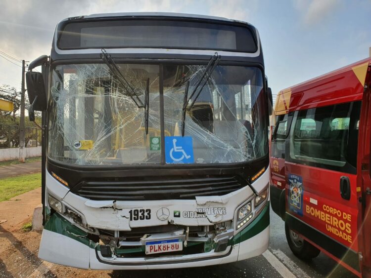 Colisão entre dois ônibus deixa 18 pessoas feridas em Maringá