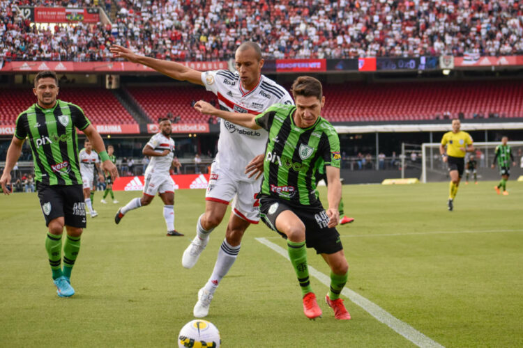 Com vitória na partida de ida, disputada no Morumbi, Tricolor precisa de empate em Minas gerais par garantir vaga nas semifinais. Crédito: Estevão Germano/América-MG.