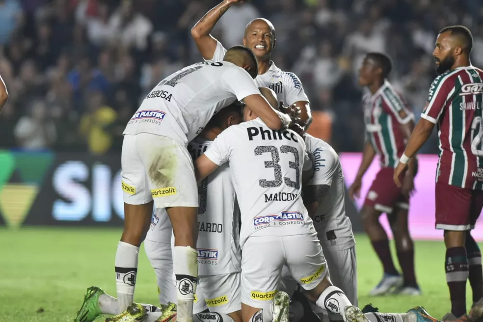 Jogadores comemoram gol santista em placar de 2 a 2 na Vila Belmiro; Alvinegro permanece na nona posição. Crédito - Ivan Storti/Santos FC