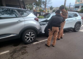 Perseguição, tiros e acidente: três pessoas são detidas pela PM com carro furtado