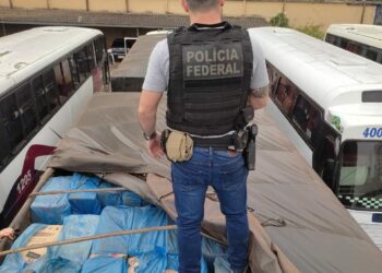 Após perseguição pela PR 323, PF apreende caminhão com 400 mil maços de cigarros do Paraguai
