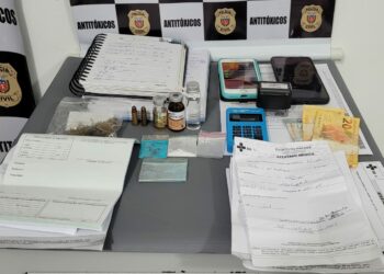 Técnico de enfermagem é preso com drogas sintéticas, atestados e carimbo médico em Maringá