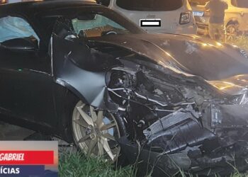Após causar grave acidente com cinco veículos em Maringá, condutor de carro de luxo foge do local