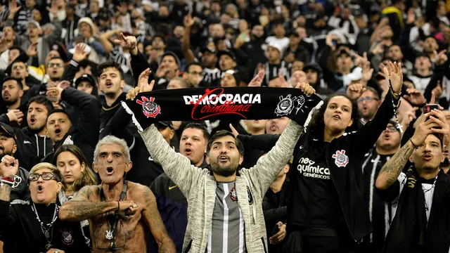 Corinthians sai na frente, é amassado na reta final e Fluminense